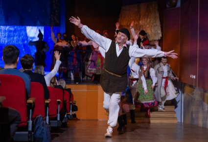 Zbiegający Artyści ze sceny w kostiumach z widowiska