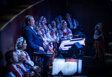 Dyrygent i orkiestra w orkiestronie