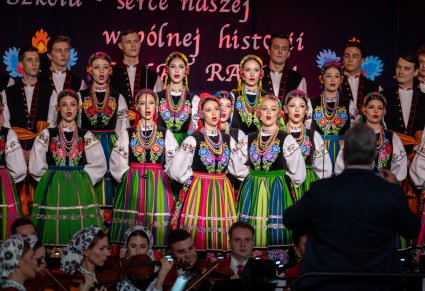 Dyrygent i chór podczas koncertu