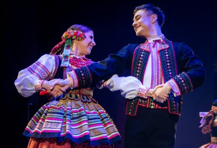 Para w kostiumie krzczonowskim na scenie