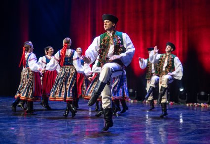 Tancerz w kostiumie spiskim w tanecznej figurze