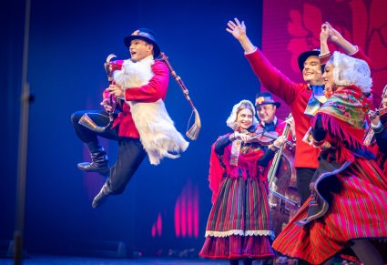 Artyści w kostiumach lubuskich podczas układu na scenie