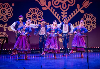 Tancerze w kostiumach podegrodzkich na scenie