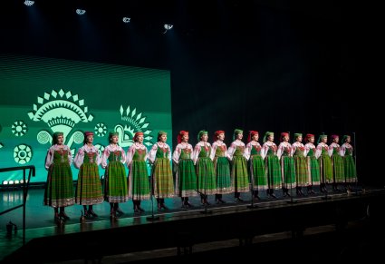 Artystki chóru w kostiumach kurpiowskich podczas śpiewu