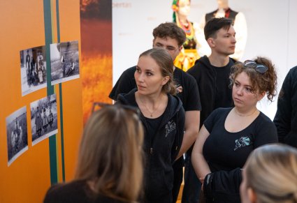 Zespół Politechniki Warszawskiej podczas zwiedzania Centrum Folkloru Polskiego "Karolin"