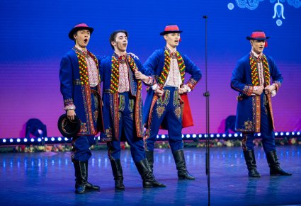 Na scenie Artyści w kostiumach podegrodzkich w trakcie wykonywania choreografii tanecznej