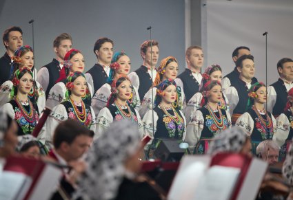 Zbliżenie na część chóru w kostiumach łowickich, podczas koncertu