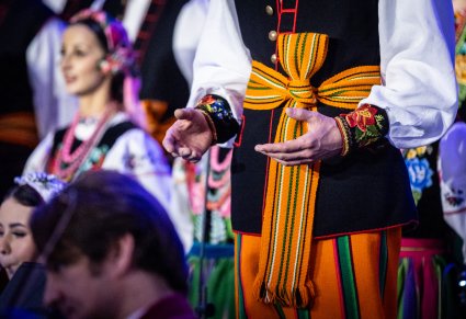 Zbliżenie na męski kostium łowicki