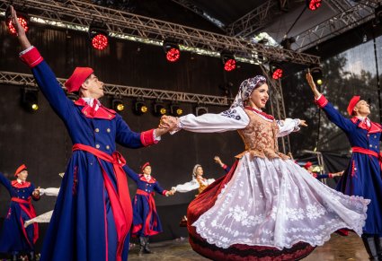 Na scenie pary Artystów w kostiumach wilanowskich w trakcie wykonywania choreografii tanecznej