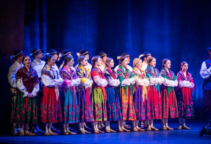 Artyści w kostiumach podhalańskich na scenie podczas spektaklu Betlejem Polskie