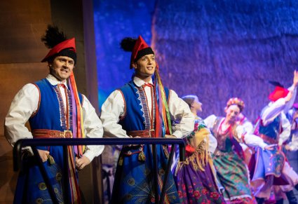 Zbliżenie na dwóch Artystów w kostiumach Krakowskich w trakcie śpiewu