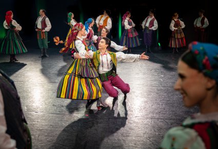 Na scenie Artyści w kostiumach opoczyńskich w trakcie wykonywania choreografii tanecznej