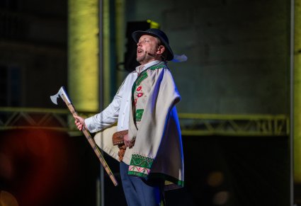 Zbliżenie na solistę ubranego w dodatki kostiumu podhalańskiego
