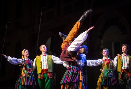 Artyści na scenie w choreografii tanecznej w kostiumach opoczyńskich
