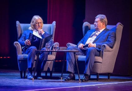 Prowadzący prelekcję podczas opowiadania