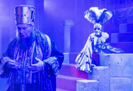 Postać Heroda i Śmierci podczas wspólnej sceny w spektaklu Betlejem Polskie