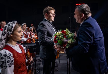 Wręczanie kwiatów dyrygentowi po koncercie