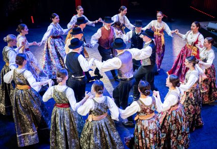 Artyści z Dubrownika w kostiumach ludowych na scenie