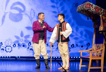 Zbliżenie na aktorów podczas przedstawienia