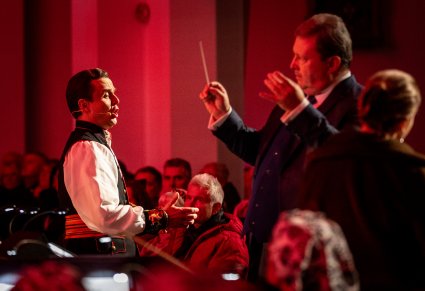 Zbliżenie na solistę i dyrygenta podczas koncertu