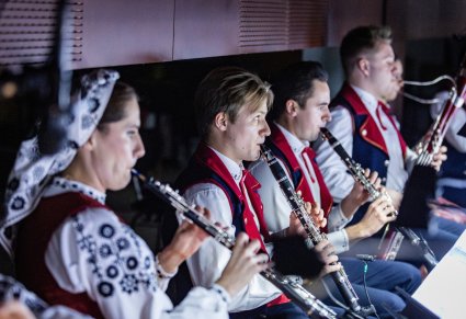 Muzycy w kostiumach wilanowskich