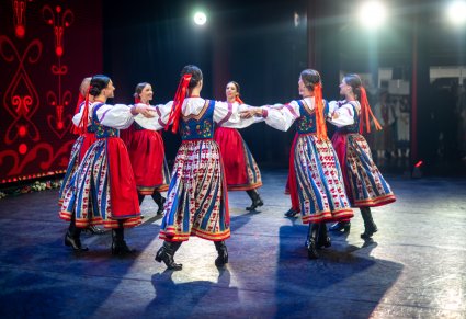 Tancerki w kostiumach spiskich na scenie w kole