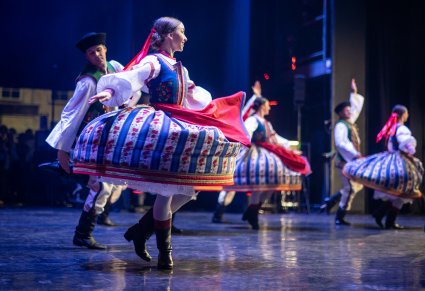 Zbliżenie na obracającą się tancerkę w kostiumie spiskim