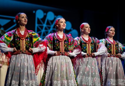 Zbliżenie na tancerki w kostiumach krakowskich podczas koncertu
