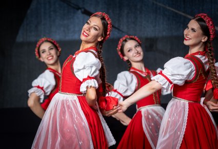 Cztery Artystki w kostiumach jurgowskich w trakcie wykonywania na scenie choreografii tanecznej