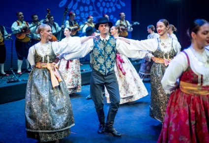 Artyści zespołu z Dubrownika w układzie tanecznym