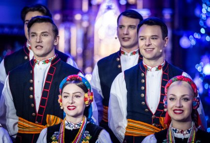 Zbliżenie na artystów chóru w kostiumach łowickich