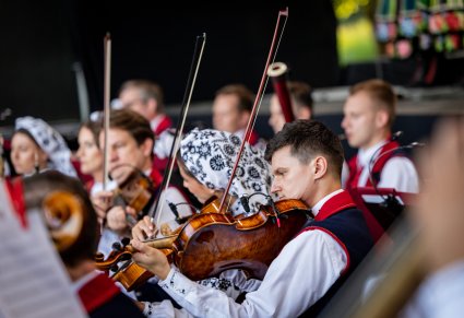 Zbliżenie na część orkiestry w kostiumach wilanowskich, podczas koncertu.