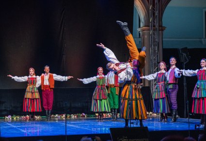 Artyści na scenie w choreografii tanecznej w kostiumach opoczyńskich