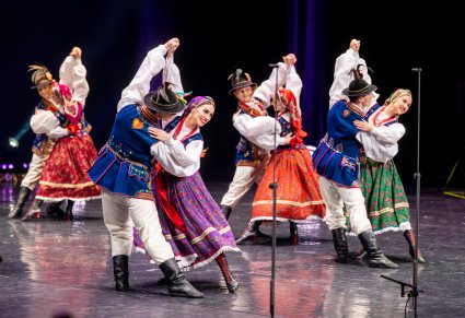 Na scenie pary Artystów w kostiumach limanowskich podczas wykonywania choreografii tanecznej