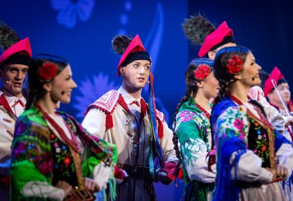 Artyści w kostiumach krakowskich podczas wykonywania utworu