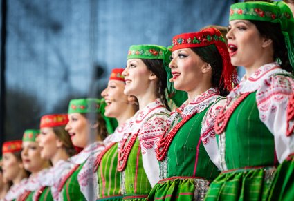 Zbliżenie na artystki chóru, w kostiumach kurpiowskich