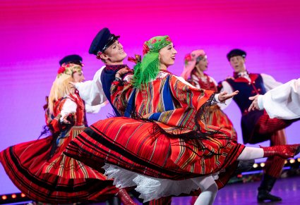 Artyści Baletu w kostiumach sieradzkich w trakcie wykonywania choreografii tanecznej