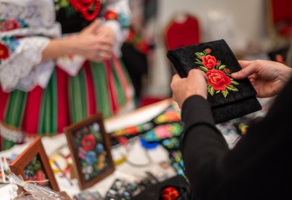 Stoisko na Jarmarku z rzeczami w stylu łowickim