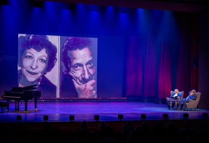 Zdjęcie Tadeusza i Miry Sygietyńskich na dużym ekranie podczas prelekcji