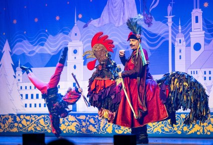 Postać Twardowskiego i Diabła w trakcie wspólnej sceny w spektaklu