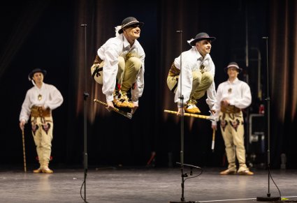Artyści w kostiumach podhalańskich podczas wykonywania choreografii tanecznej w stylu góralskim