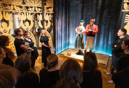 Zespół Politechniki Warszawskiej podczas zwiedzania Centrum Folkloru Polskiego "Karolin"