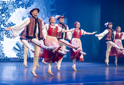 Grupa tancerzy w kostiumach jurgowskich podczas koncertu