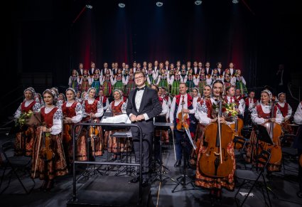Dyrygent, chór i orkiestra po koncercie