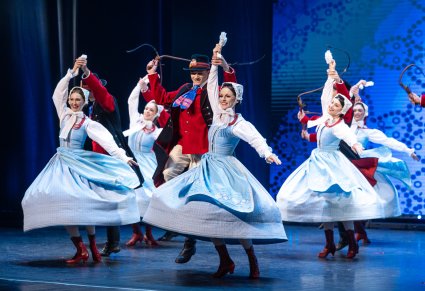 Artyści w kostiumach szamotulskich podczas wykonywania choreografii tanecznej na scenie