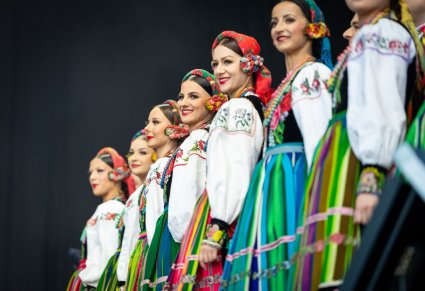 Zbliżenie na Artystki chóru w kostiumach łowickich na scenie