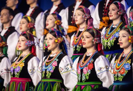 Zbliżenie na część Chóru w kostiumach łowickich