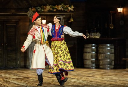 Zbliżenie na Solistę i Tancerkę w kostiumach krakowskich