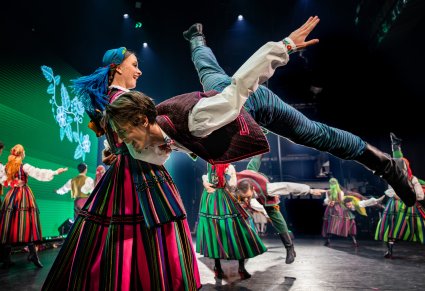 Zbliżenie na parę Artystów w kostiumach opoczyńskich w trakcie wykonywania spektakularnych figur tanecznych