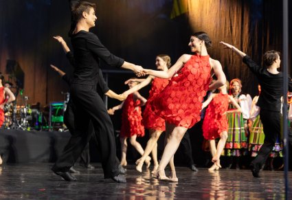 Zbliżenie na pary Artystów w kostiumach współczesnych podczas wykonywania choreografii tanecznej